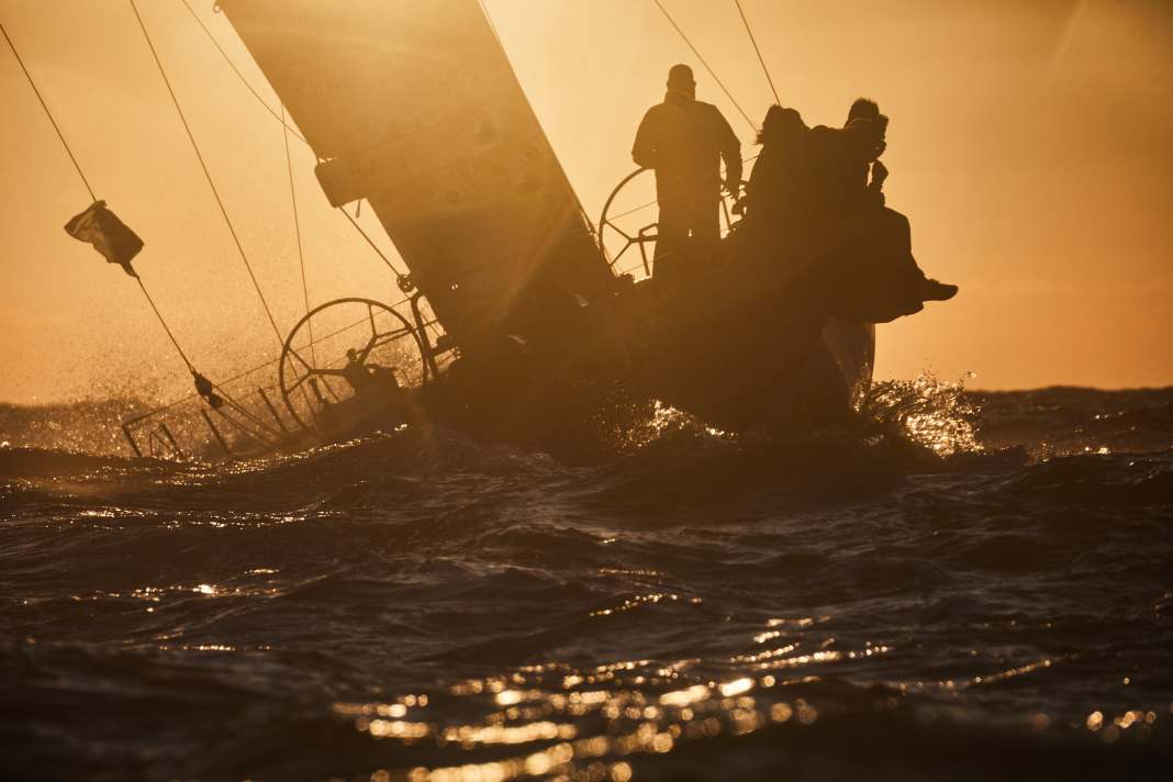 Tipica regata al tramonto: questa gara segna l'inizio del Campionato Internazionale Tedesco per i velisti della 91a Settimana del Mare del Nord.