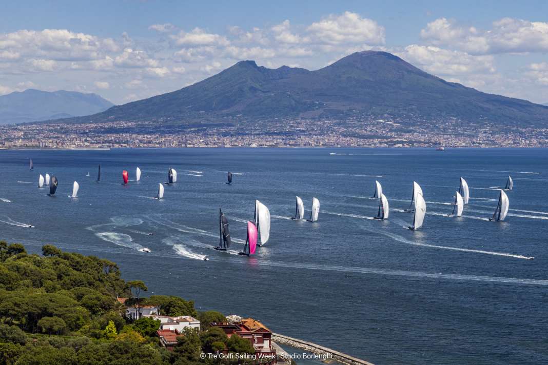 Partenza della Regata dei Tre Golfi di venerdì con il Vesuvio sullo sfondo.