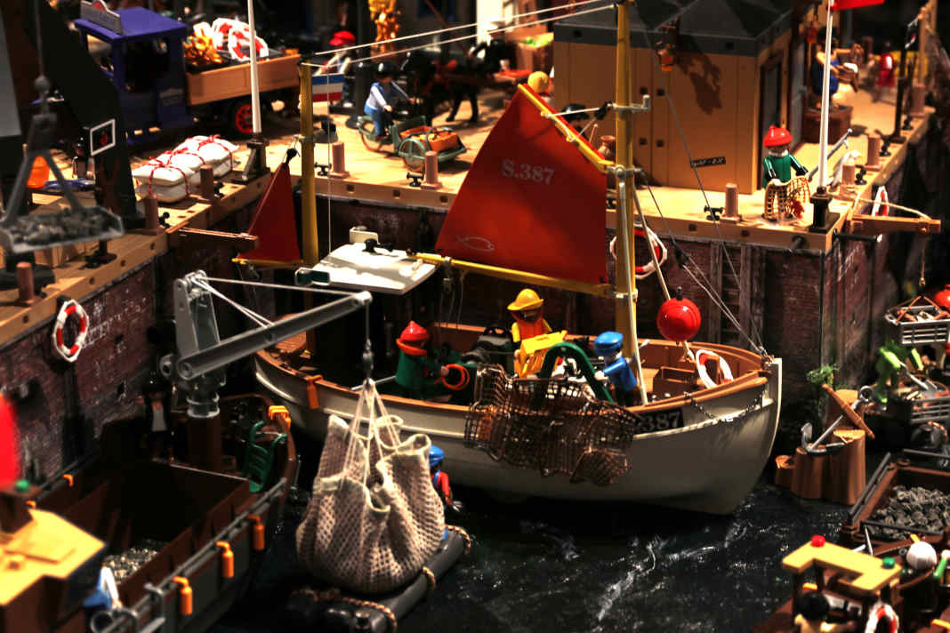 In diesem Diorama zur Industrialisierung treffen traditionelle Segler auf die ersten modernen Kohleschuten – ein geschäftiges Treiben, das Oliver Schaffer mit viel Liebe zum Detail und zahlreichen Umbauten inszeniert hat.
