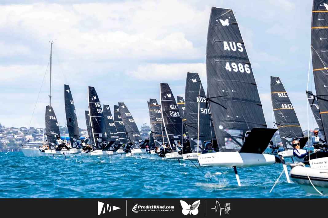 Segnale di partenza: Le falene del foiling attraversano la linea di partenza ai Campionati del Mondo