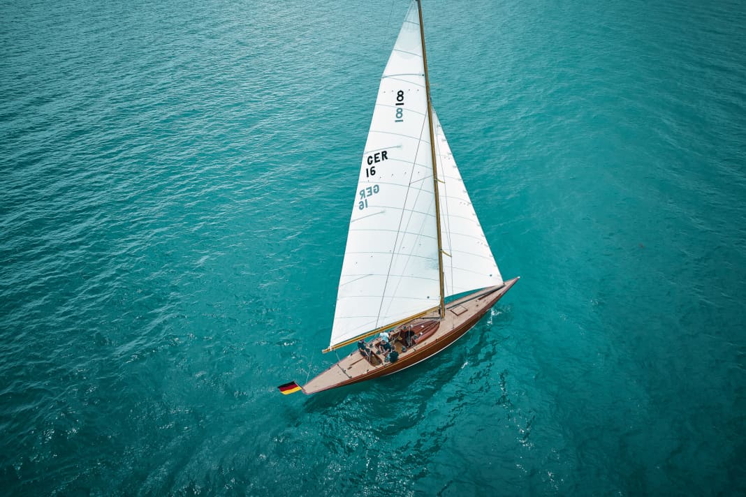 "Starling Burgess": un nuovo edificio basato su progetti del 1937, tradizionalmente rivestito con il più pregiato mogano Khaya.