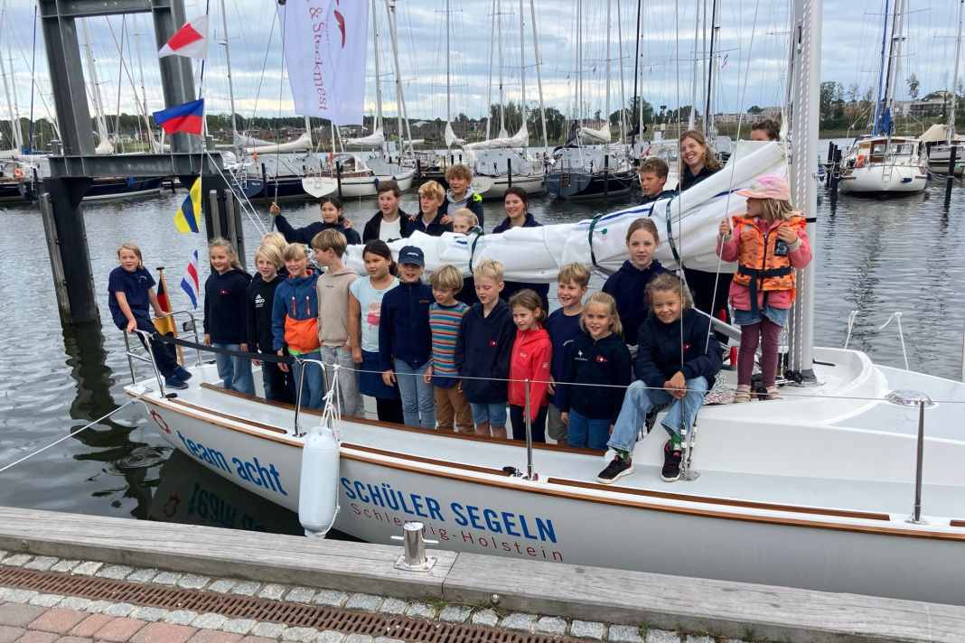 Battesimo della decima barca del Team8 per l'associazione Schüler Segeln Schleswig-Holstein (www.schuelersegeln-sh.de) a Kappeln. L'imbarcazione è stata costruita da Henningsen & Steckmest (www.scalaryachten.de). Il progetto è stato sponsorizzato da molte aziende del settore marittimo. L'associazione festeggia quest'anno il suo 20° anniversario.