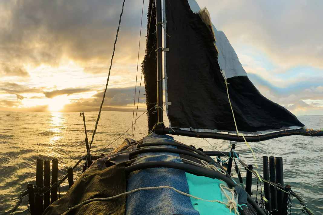 Un veicolo insolito: Samuel McLennan, della Tasmania, ha impiegato circa due anni per costruire la barca con rifiuti marini. La sua forma ricorda una zattera con una prua appuntita.