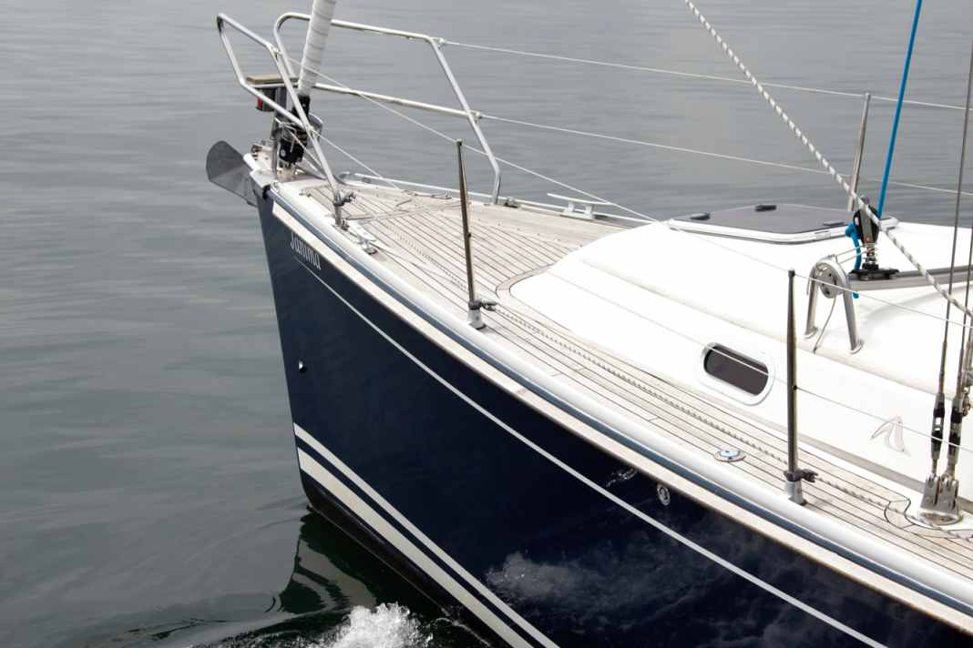 Sistema a getto incrociato in azione. La turbolenza è causata dalla bassa profondità d'installazione