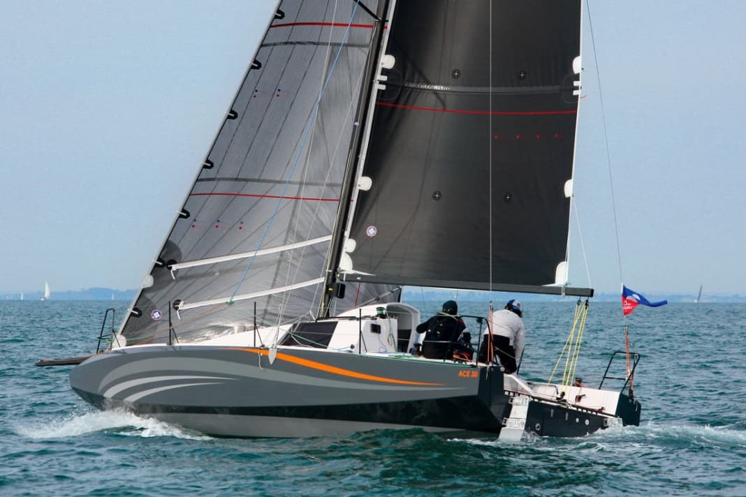 Ace 30: Exciting, highly potent scow-bow design from France, designed not only for regattas but also for fast cruising. Data: Hull length 9.20 m, beam 3.40 m, draught 1.90 m, weight 2.7 t, sail area 54 m², STZ 5.3; archinavale.carbonmade.com