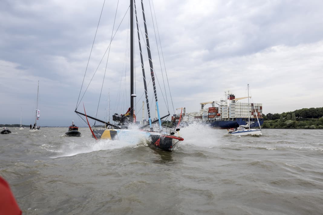 "Malizia – Seaexplorer" kämpft sich auf einer kabbeligen Welle bei Wind gegen Strom Richtung Hamburg