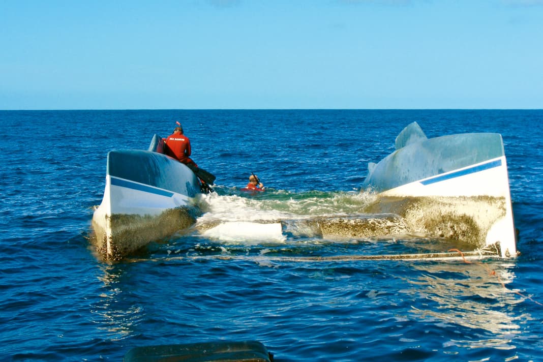 A cat capsized off South Africa, the crew can secure themselves on the hulls