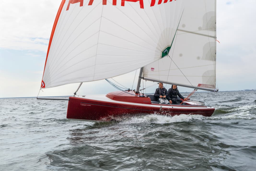 Aira 22: Das kleine und vielseitige Modell aus Holland gibt es in verschiedenen Varianten als Clubsailer, Daysailer oder als Sportboot. Eine günstige Wahl mit vielen Talenten und starken Segeleigenschaften. Rumpflänge 6,50 m; Breite 2,20 m; Gewicht 750 kg; ab 17.900 Euro