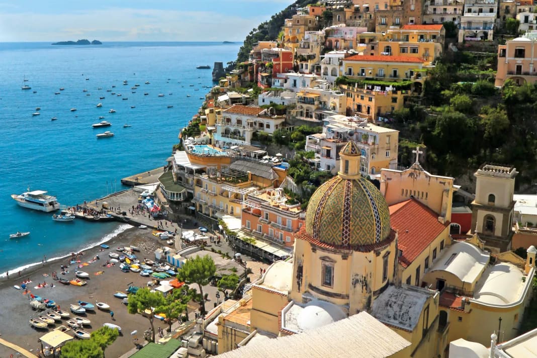 Blick auf die Stadt Positano. Yachten können davor an Muringbojen festmachen
