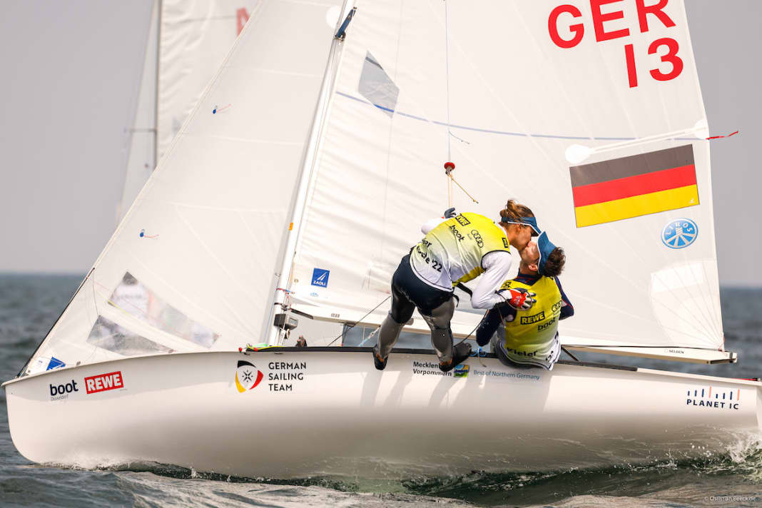 Das war der Kieler-Woche-Siegerkuss 2022: Die 470er-Mixed-Segler Malte und Anstasiya Winkel freuen sich über ihren Sieg