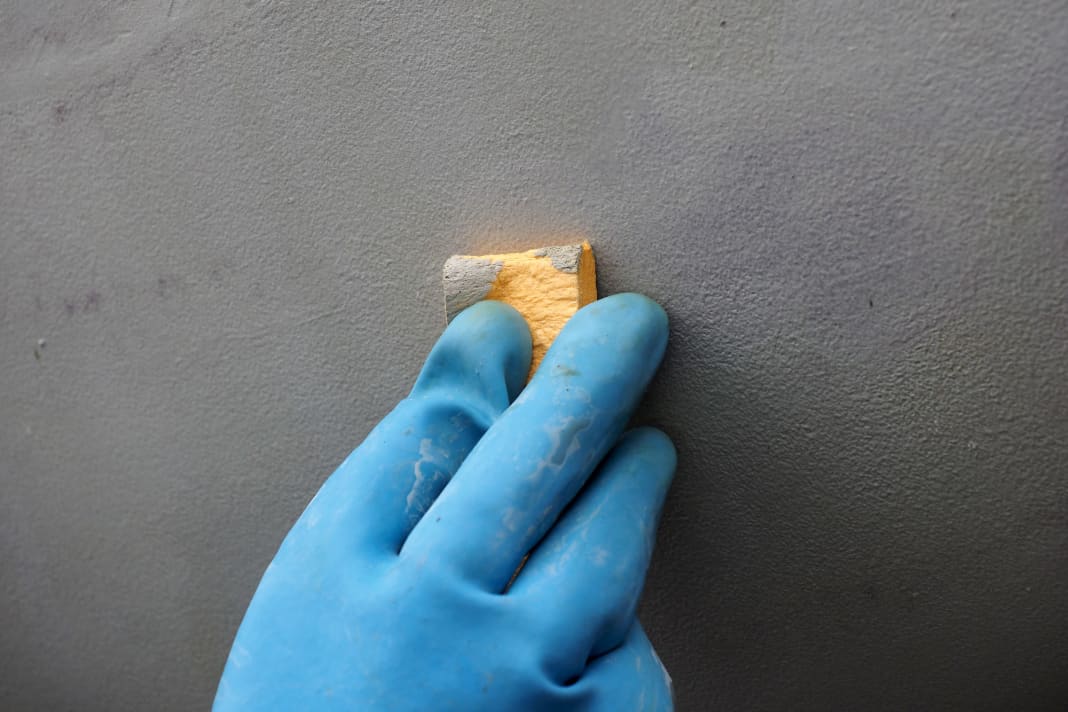 Self-polishing: A sponge rubbed over the damp antifouling will become clearly discoloured. The self-polishing coating can generally be painted over with all self-polishing products