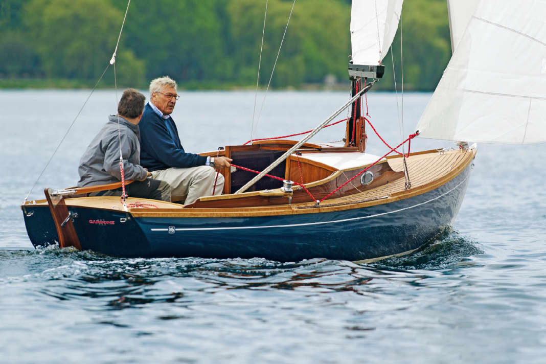 Fricke & Dannhus haben mit der HD 20 Kaja einen eleganten Retroklassiker aus formverleimtem Mahagoni oder GFK mit kleiner Kajüte im Angebot. Länge 5,85 m; Breite 1,90 m; Gewicht 610 kg; ab 53.880 Euro