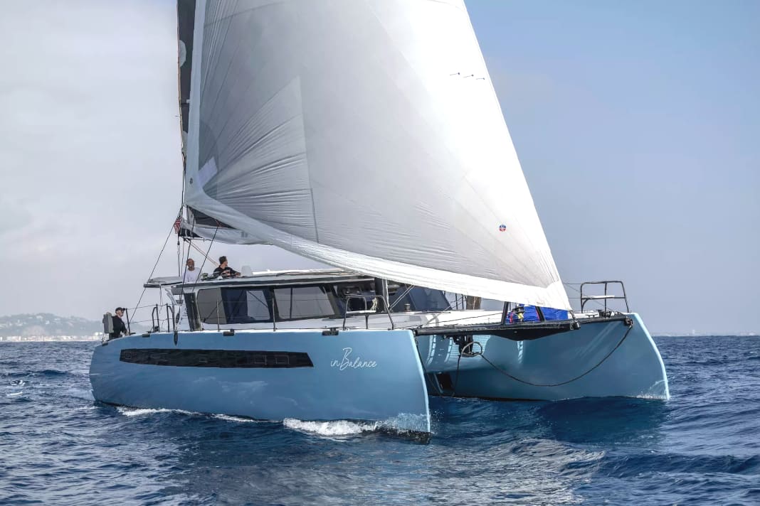 Die Balance 482 hoch am Wind. Die Kreuzeigenschaften sind ausgespochen gut, auch wenn das Schiff in der Mittelmeerwelle etwas zum Stampfen neigt