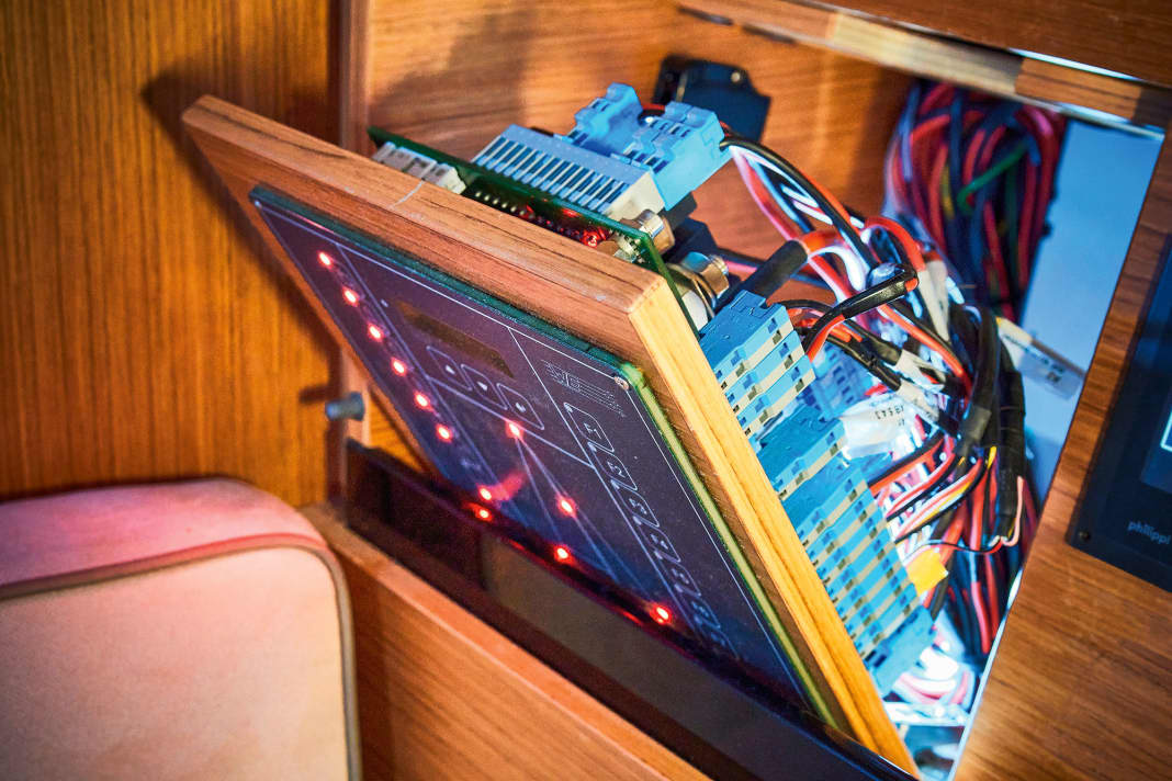 Fuses & connections: Check the plug connections in the spring for tightness (pull), corrosion on contacts and scorch marks. Water ingress must also be ruled out