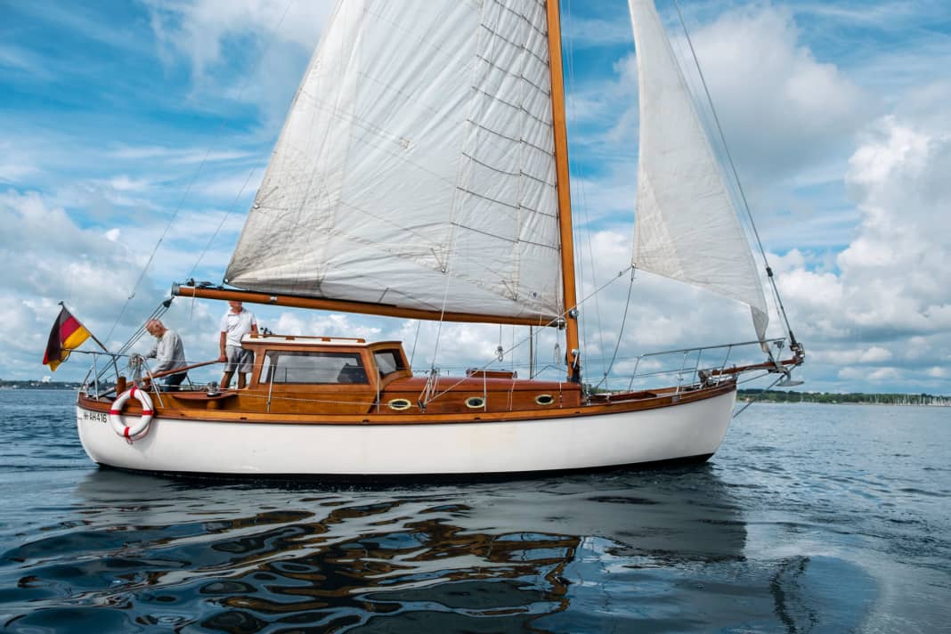 Die Silhouette der „Gertrud III“ wird von Deckshaus, Klüverbaum und Kanuheck dominiert