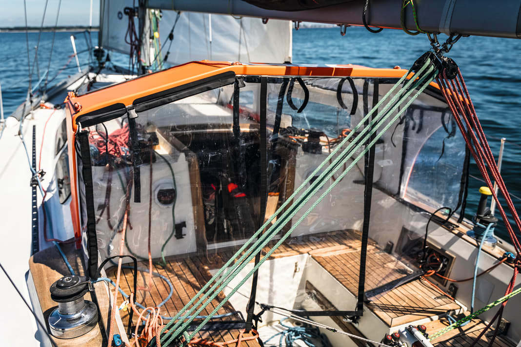 Vorhang runter: Im  Cockpit kann sich Damien  Guillou im vorderen  Bereich gegen Wind und  Wetter schützen