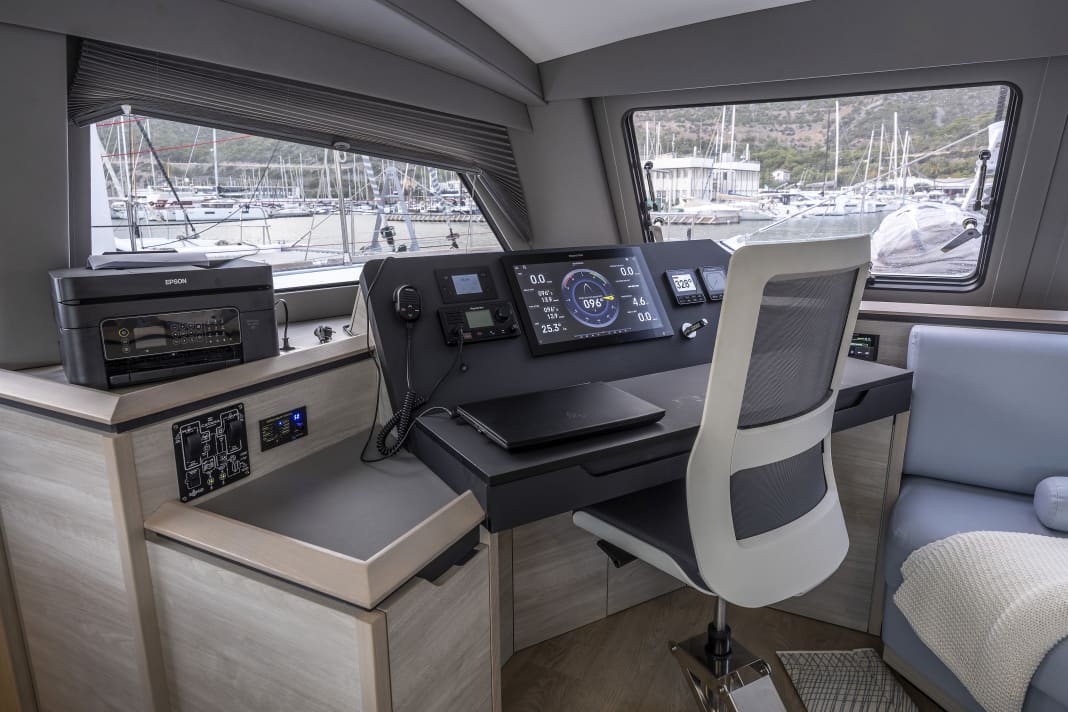 Für an Bord lebende Eigner besitzt der Catana Oceanclass einen Navitisch, der als vollständiges Büro dienen kann.