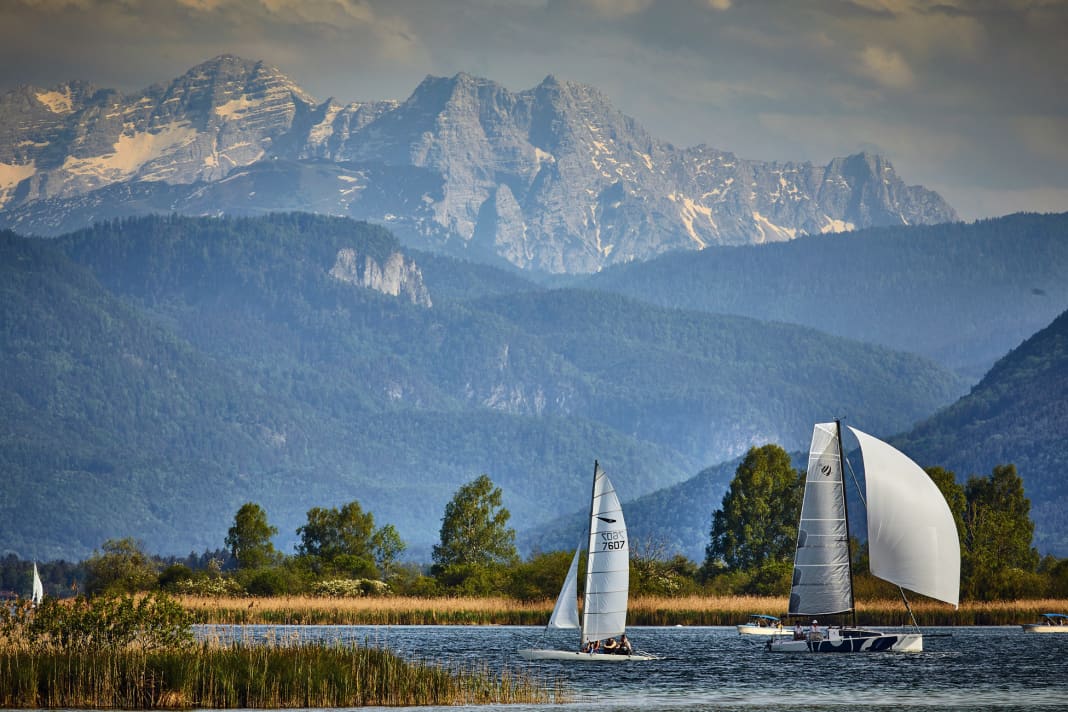 Des rives plates bordées de roseaux, des versants de montagne vert foncé, des sommets qui s'élèvent vers le ciel : le lac Chiemsee impressionne par sa vue