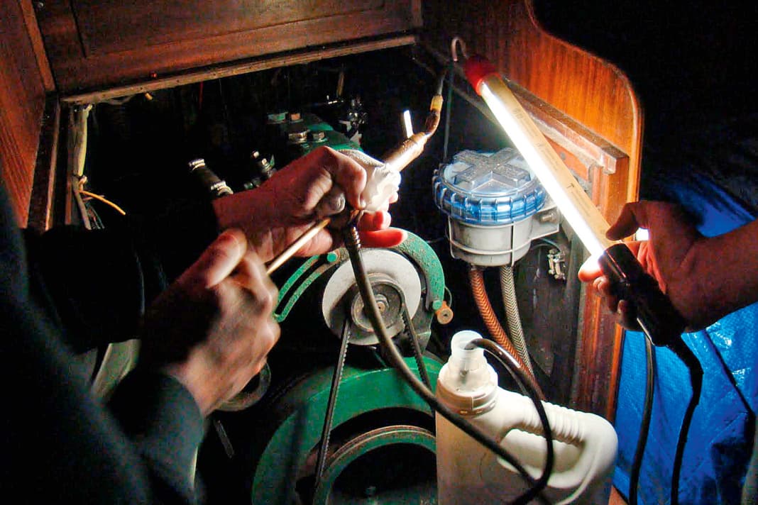 Oil change: Over the season, a lot of impurities collect in the oil, which damage the engine over the winter. Therefore, change the oil before the crane is due. Warm it up beforehand until it reaches operating temperature