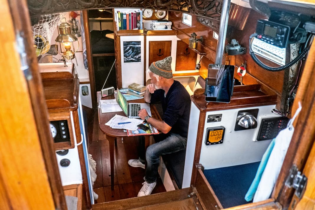 Rustikal-maritime Umgebung, für  den einen Inspiration, den anderen Ablenkung. Autor Marc Bielefeld arbeitet am liebsten an Bord