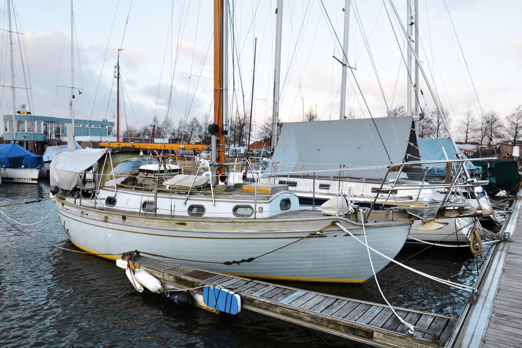 Cockpit cover "high": If the boat is in the water in winter and needs to be manoeuvrable in an emergency, it is possible to build a kind of "sun sail" in a stable winter version over the cockpit. This protects the teak and instruments