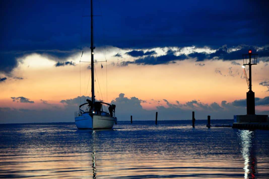 2012: Florian Mayr ha catturato perfettamente lo stato d'animo alla fine di una lunga giornata di navigazione, quando l'equipaggio arriva a Portoroz. Luce, colore, composizione dell'immagine e messaggio: tutto è perfetto.