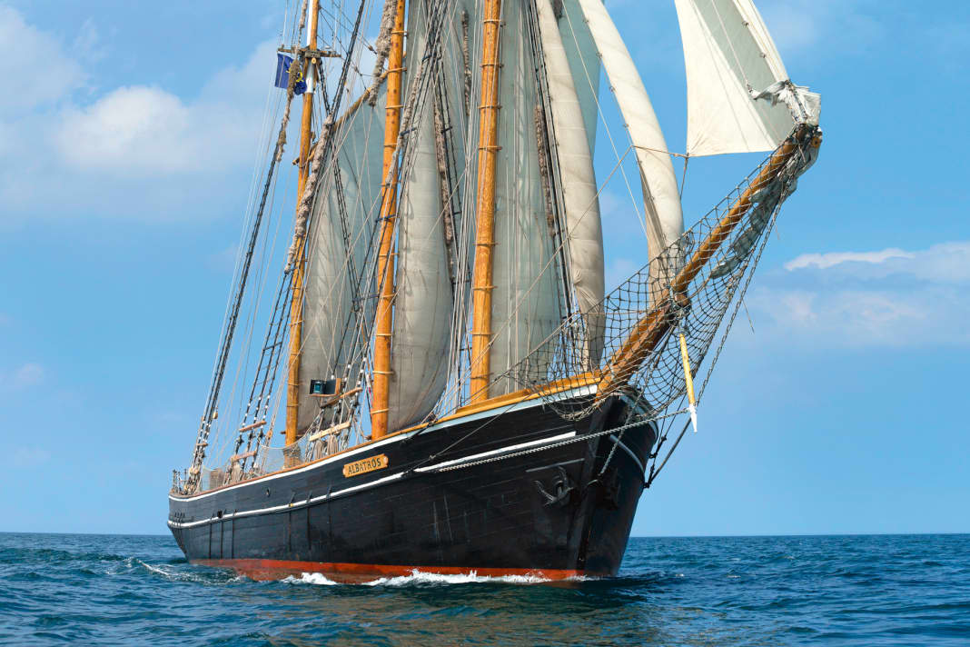 Large programme: "Albatros" under outer and inner jib, jib, schooner, main and mizzen