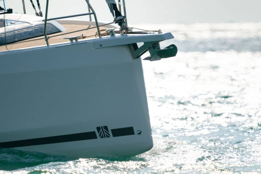 La prua del Dufour 37 offre molto volume, mentre lo scafo si allarga notevolmente verso poppa.