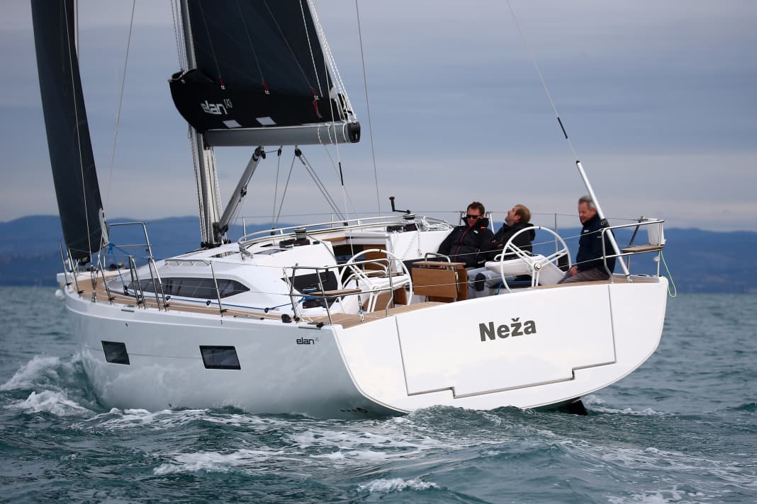 Fülliger Rumpf, breites Heck, hoher Freibord. Die Konstruktion der Elan Impression 43 lässt keinen Zweifel an der Ausrichtung als reines Fahrtenboot