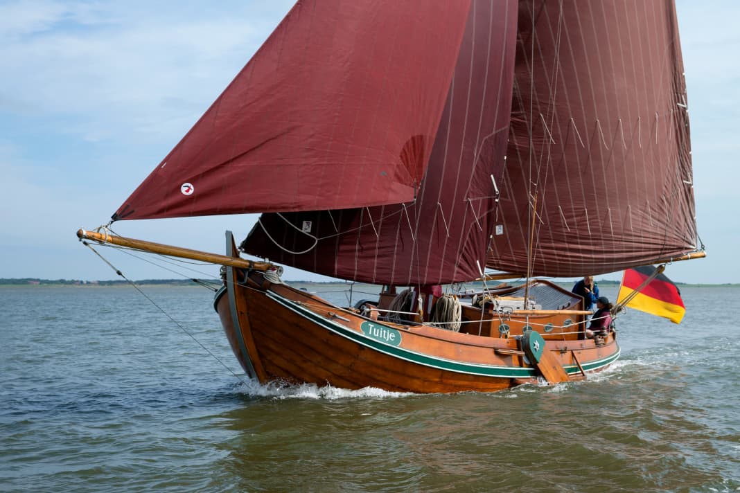 The 11.60 metre long "Tuitje" was built by Bültjer in 1990 based on the Dutch model. The oak slipper weighs a whopping twelve tonnes