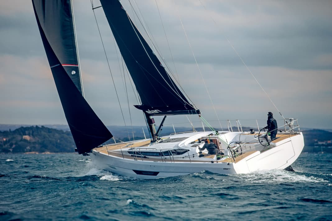 Elan E6 : modèle sportif ambitieux de Slovénie, qui marque des points avec de bonnes propriétés de navigation et un design original. L'E6 trouve-t-il le juste milieu en matière de construction et de prix ? Données : Longueur de coque 14,10 m, largeur 4,49 m, tirant d'eau 2,80 m, poids 11,3 t, surface de voile 122 m², STZ 4,9 ; www.elan-yachts.com