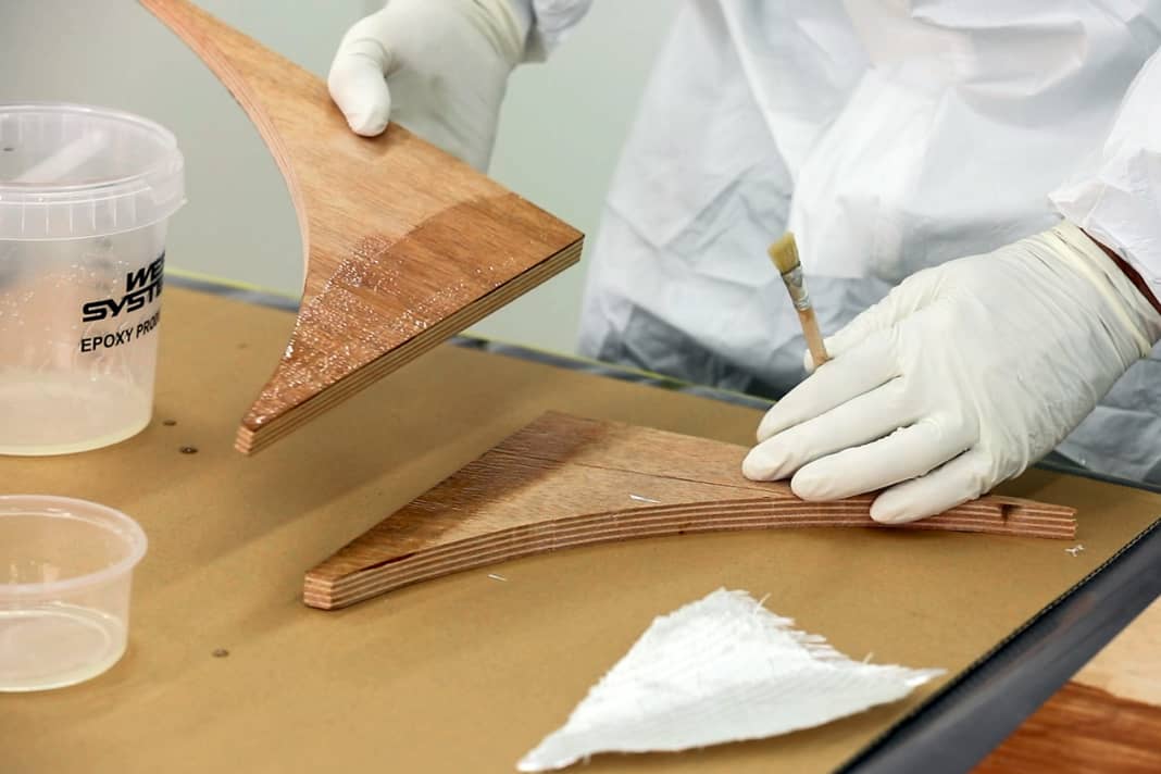 Grundieren: Je poröser die Oberfläche ist, desto wichtiger wird es, den Klebebereich vorab mit dünnflüssigem Harz zu bestreichen. Spart man sich diesen Schritt, kann das folgende Laminat zu trocken werden, weil dessen Harz zunächst ins Holz gesaugt wird