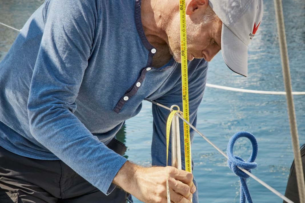 Il est préférable de prendre les mesures importantes, par exemple pour un taud ou de nouvelles voiles, dans l'eau, avec le gréement à l'arrêt.