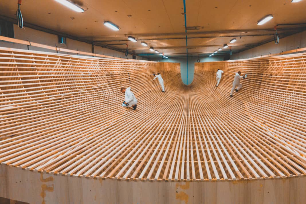 Kunst am Bau: Holz spielt eine wichtige Rolle beim aufwändigen Bau der Negativform für den Rumpf, an der sich bereits die Linien und die Dimension der Yacht erkennen lassen. Ausgespart ist der Steven, er wird später hinzugefügt 