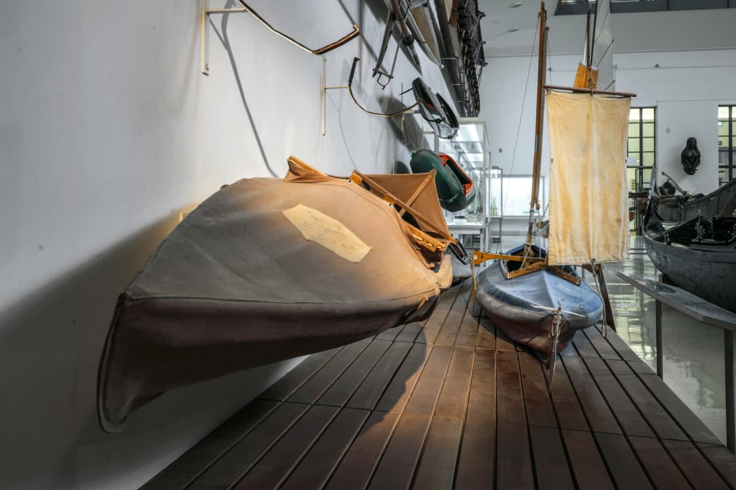 La barca pieghevole "Liberia III" (a destra) è esposta al Deutsches Museum. Con poco meno di cinque metri quadrati di tela, viaggiava a una media di tre nodi.