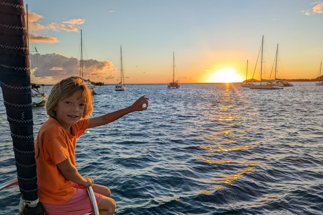 Ein neuer Tag in der Karibik. Die neun­jährige Lotta beobach­tet gut gelaunt den Sonnenaufgang