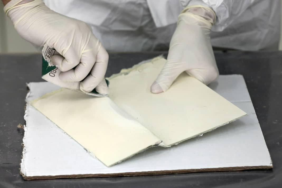 L'area di riparazione viene carteggiata su un'ampia superficie con carta a grana 80 fino a ottenere una superficie uniformemente opaca.