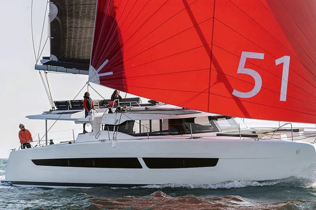 Aura 51: Der neu Kat von Fountaine Pajot ist eine Art mobiler Zweitwohnsitz auf dem Wasser – so groß, so komfortabel. Und er trifft mit dem Lagoon 51 auf seinen direkten Mitbewerber im Markt. Das verspricht spannende Testfahrten – und für Interessenten gute Orientierung. Daten: Rumpflänge 15,54 m, Breite 8,08 m, Tiefgang 1,30 m, Gewicht 18,1 t, Segelfläche 154 m², STZ 4,7; www.catamarans-fountaine-pajot.com 