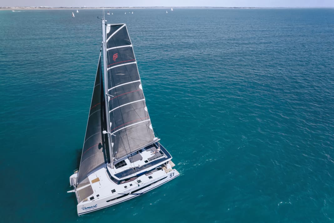 Gréement haut, surface de voile abondante. Le génois chevauchant est standard, il n'y a pas de foc auto-vireur.