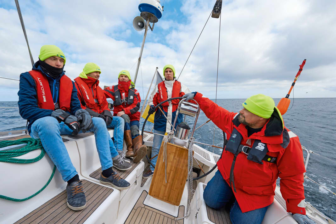 Praxisausbildung auf einer Yacht. Der Skipper muss fachlich und menschlich kompetent sein