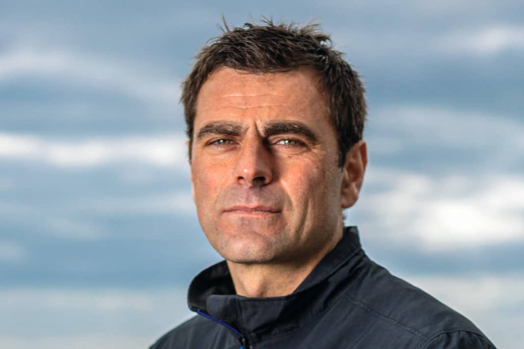 Damien Guillou. Il 39enne francese gareggerà con il Rustler 36 "PRB". Essendo un velista professionista con forti sponsor e un team alle spalle, lui e la sua barca sono molto ben preparati. Il suo obiettivo è vincere la GGR.