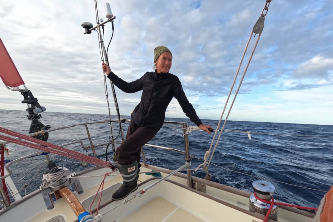 Cette femme de 39 ans a grandi en Afrique du Sud ; son père est allemand et sa mère anglaise. En tant que skipper professionnel, elle a déjà parcouru de nombreux miles nautiques, même sous des latitudes élevées, notamment sur le yacht d'expédition "Pelagic Australis" de Skip Novak.