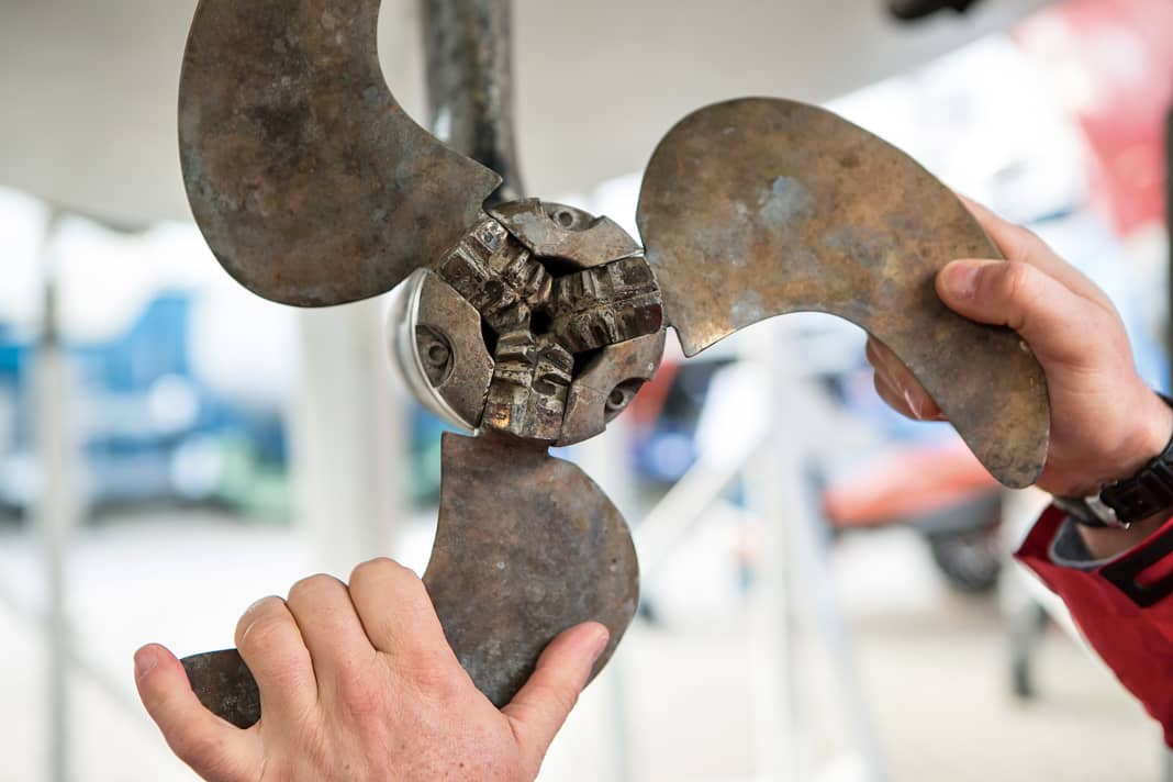 Propeller: Bei Auffälligkeiten im Manöver auf Fremdkörper oder Bewuchs checken. Falt- oder  Drehflügelprops müssen je nach Hersteller einmal im Winter abgeschmiert werden