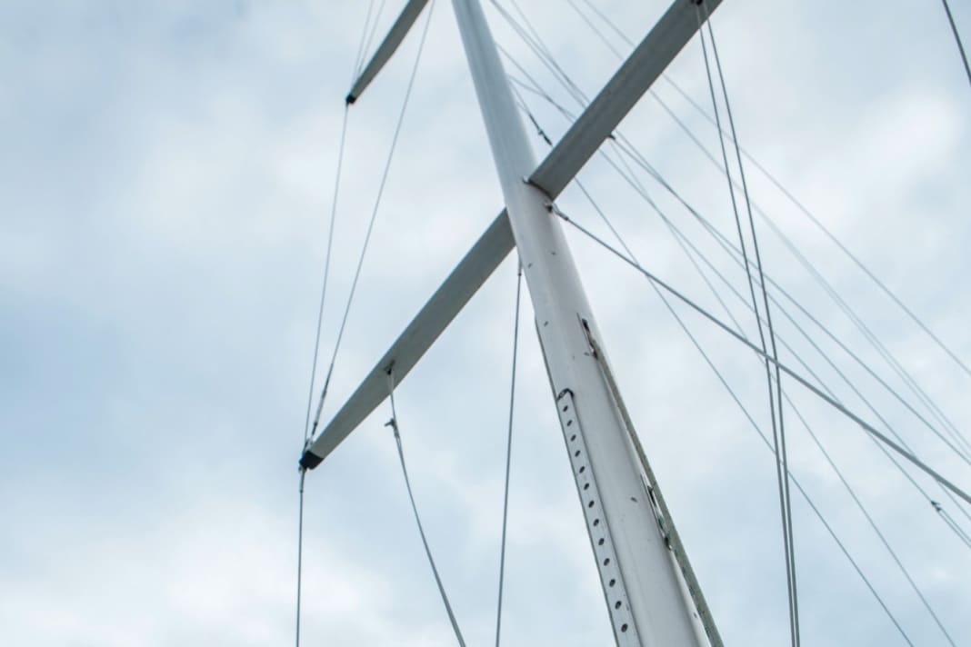 Mast: Jedes Frühjahr gründlich checken. Eine Beule im Mast deutet auf einen ernsthaften Schaden hin. Ebenso eine permanente ungewöhnliche Biegung im entlasteten Mastprofil