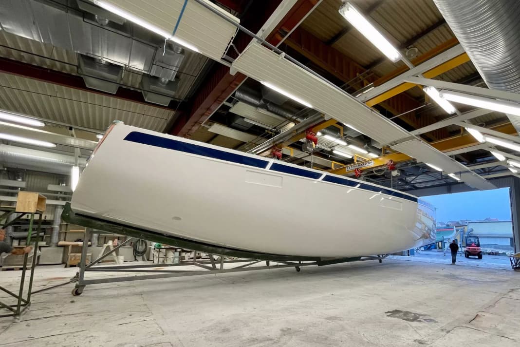 Lo scafo in vetroresina lungo 21 metri del primo Hallberg-Rassy 69 viene estratto dallo stampo a Kungshamn, in Svezia.