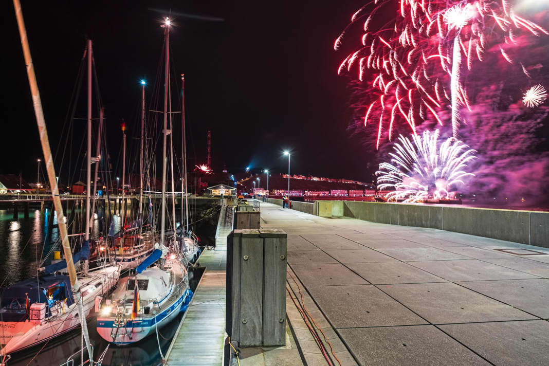 A cavallo dell'anno, solo pochi yacht hanno ormeggiato sull'isola. Ma ci sono ancora i fuochi d'artificio.