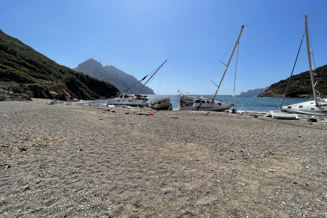 Die ganze Küste der Bucht ist mit …