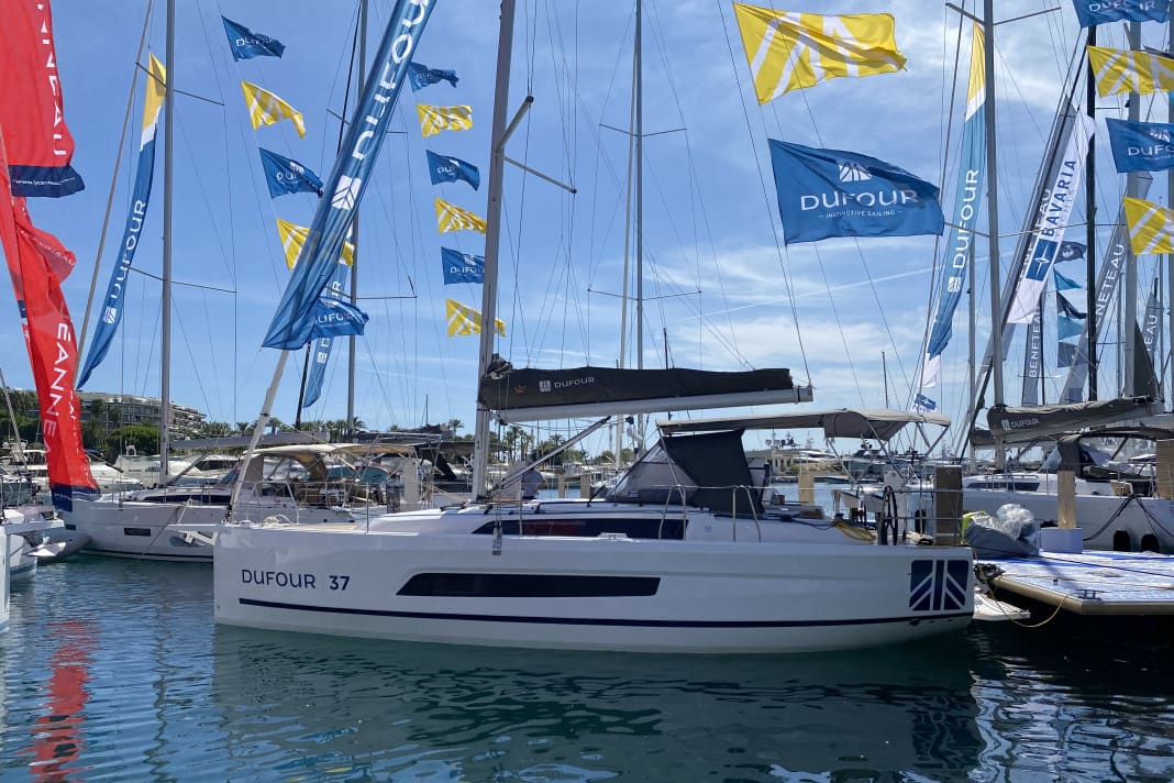 Hoher Freibord, fülliger Rumpf, riesiges Rumpffenster. Die neue Dufour 37 im Profil