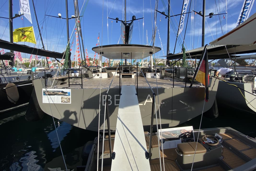 Impressively wide, mighty high - and best of all: the tender fits into the rear garage from above