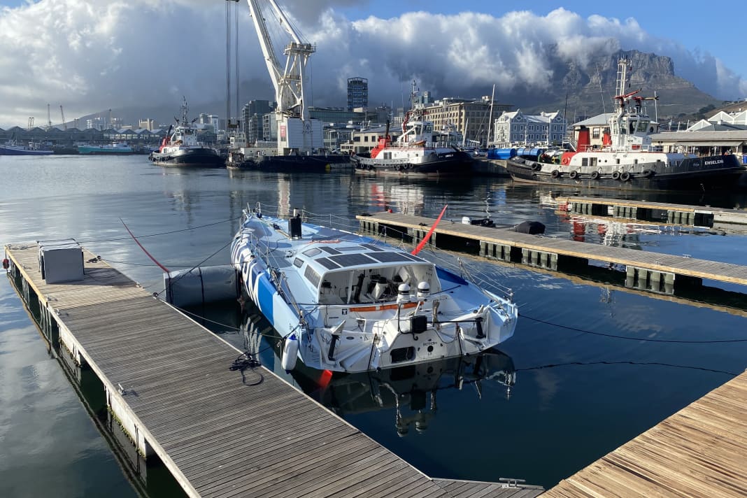 Deuxième à l'arrivée, le seul encore à l'eau. Le skipper de "Biotherm", Paul Meilhat, a renoncé à sortir son bateau de l'eau, mais il a aussi besoin de réparations.